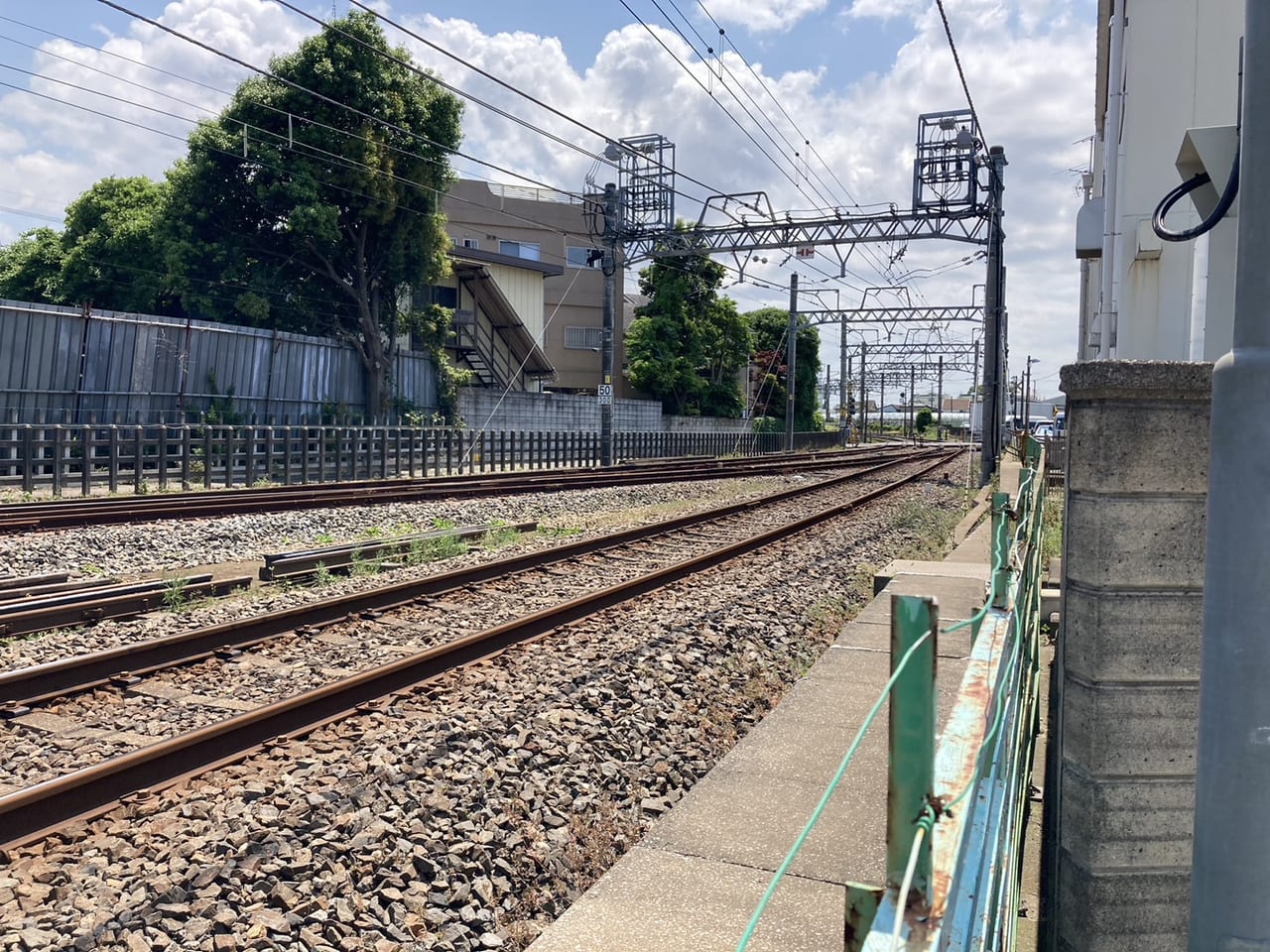 くぬぎ山駅線路