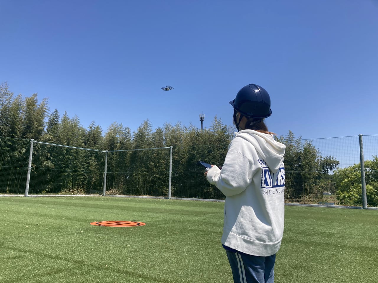 スカイバーススタジオ青空に映えるドローン