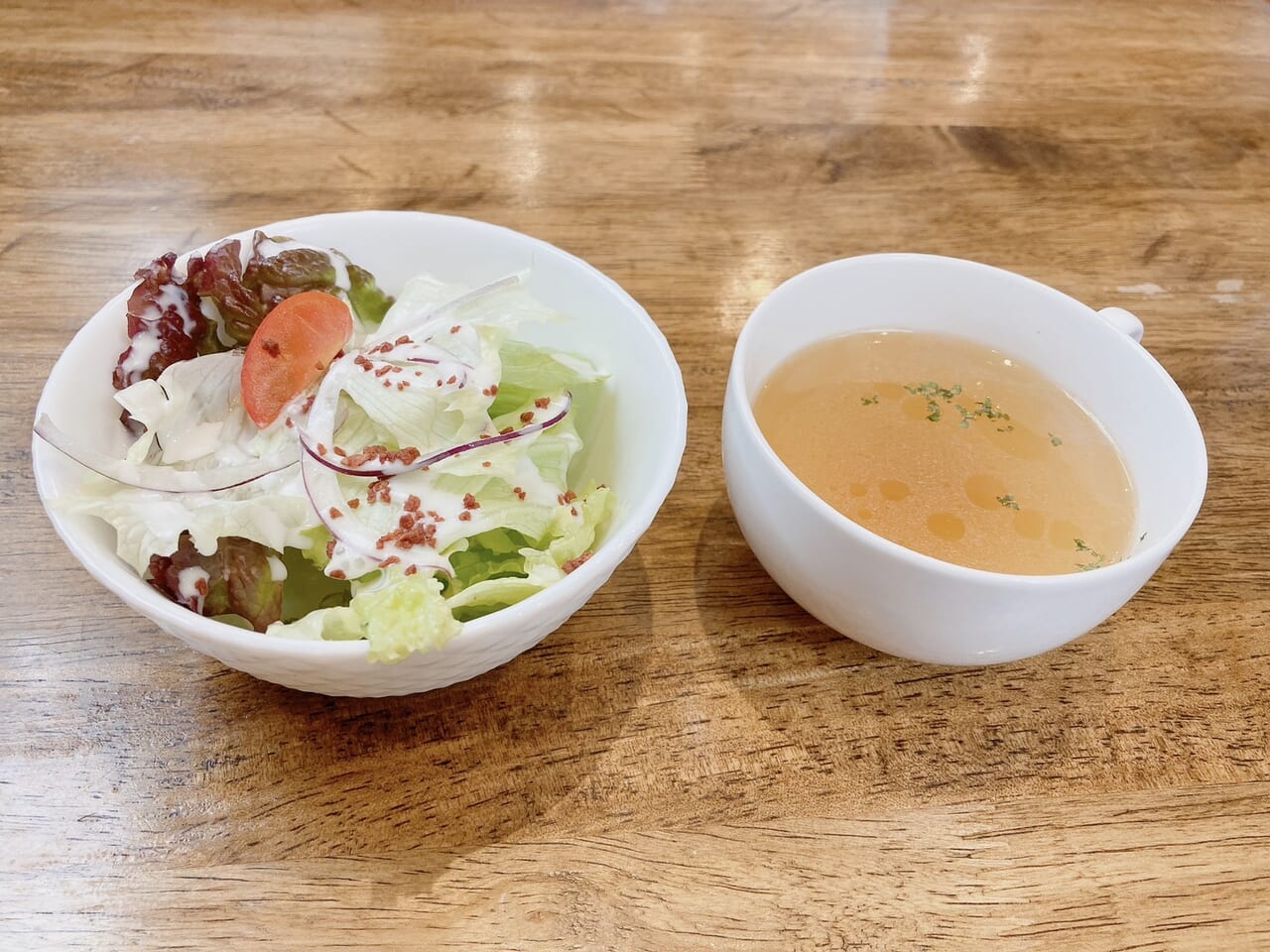 カフェテルセールセットのサラダとスープ
