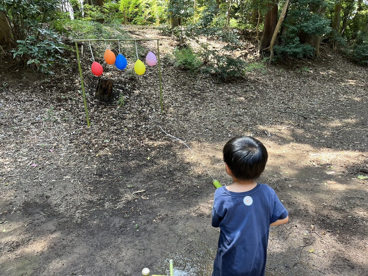 風船を水鉄砲で狙う姿