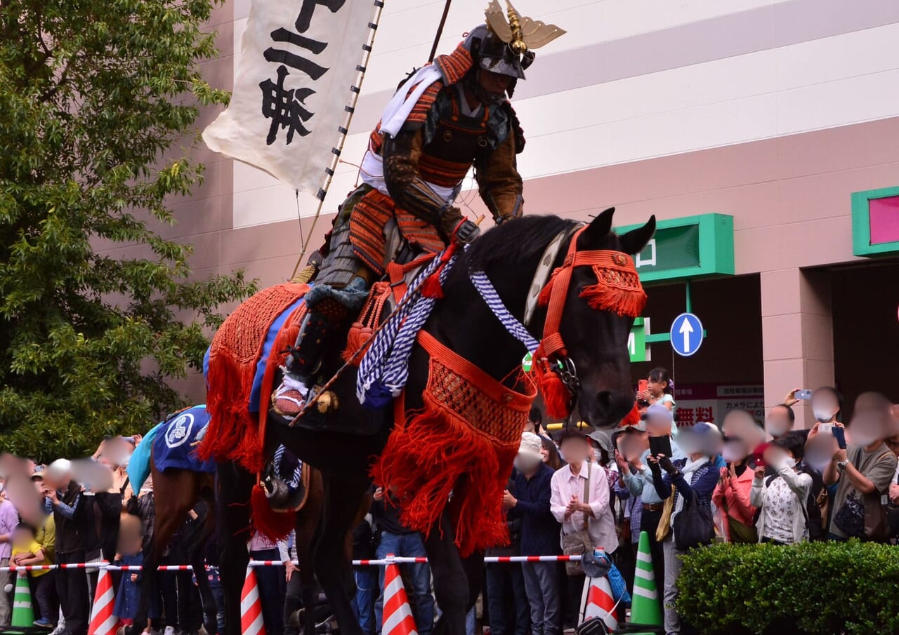 勇壮な武者が目の前に