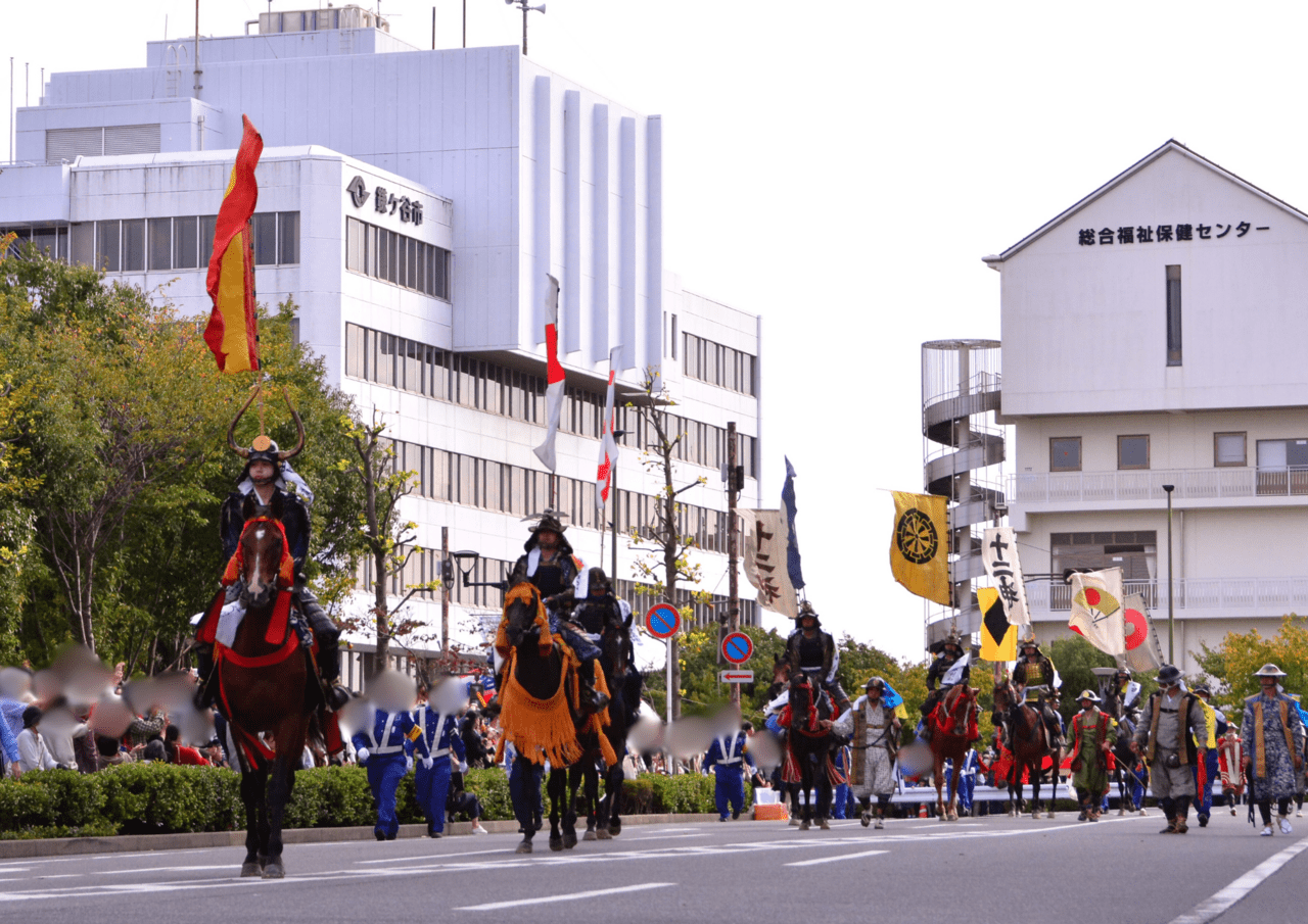 新鎌通りに到着した騎馬武者行列