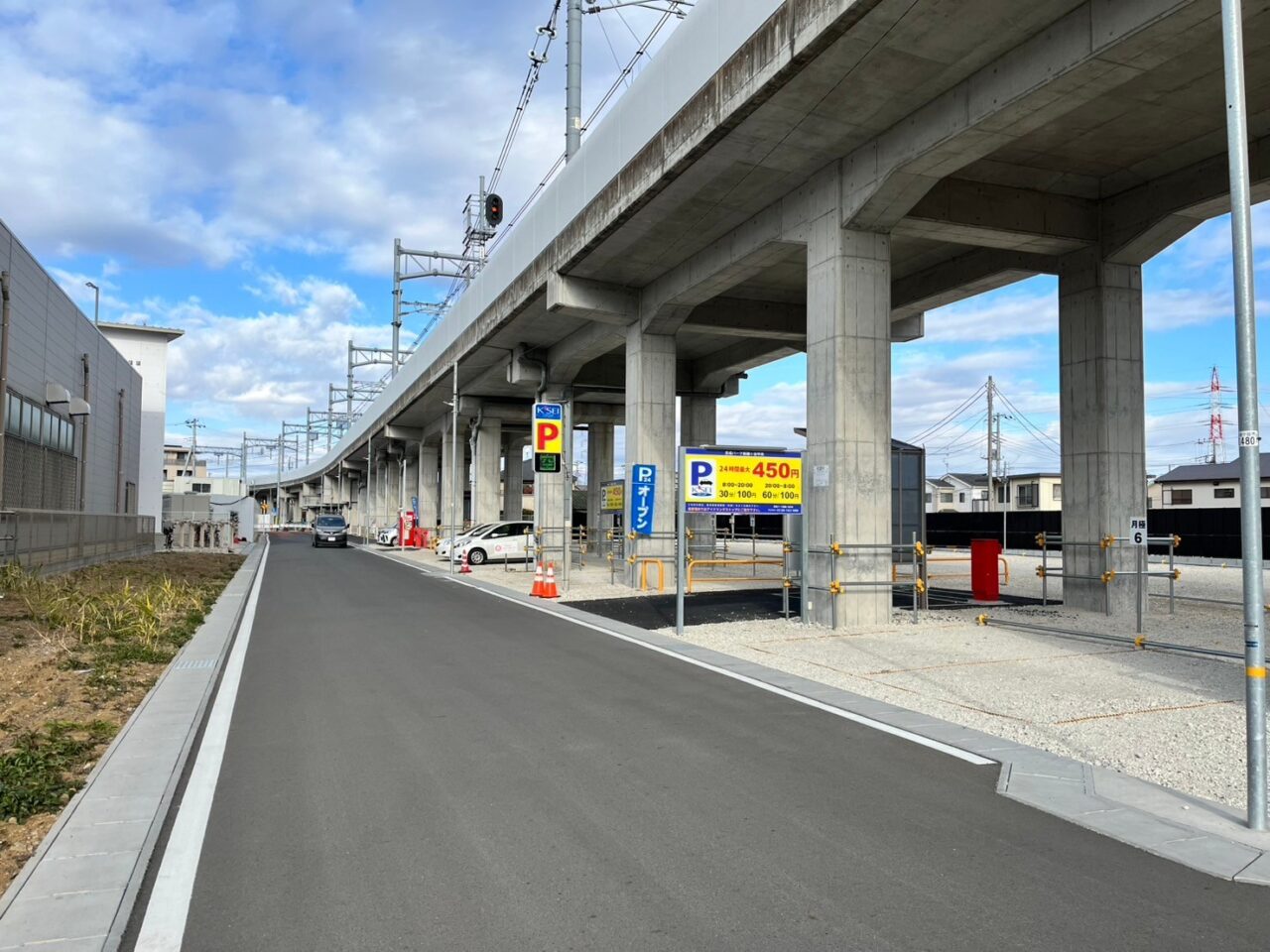 新京成線高架橋沿いの側道