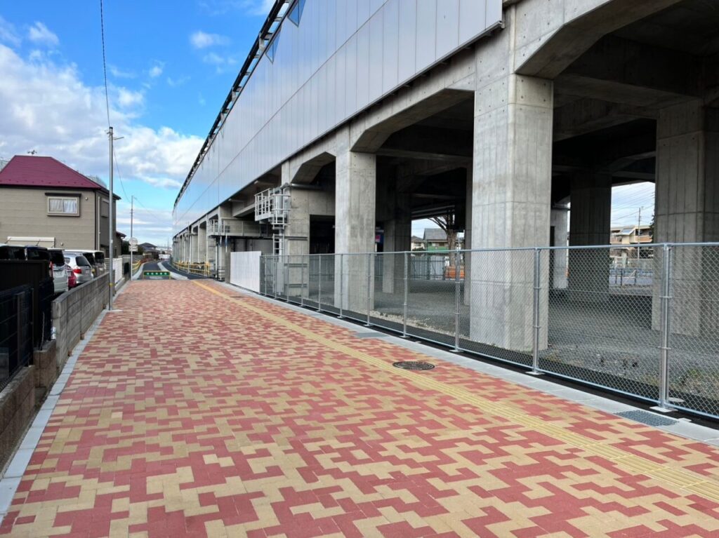 新京成線高架橋沿いの側道