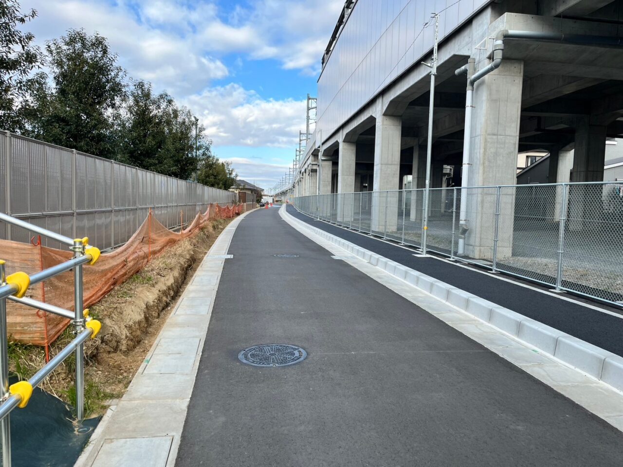 新京成線高架橋沿いの側道