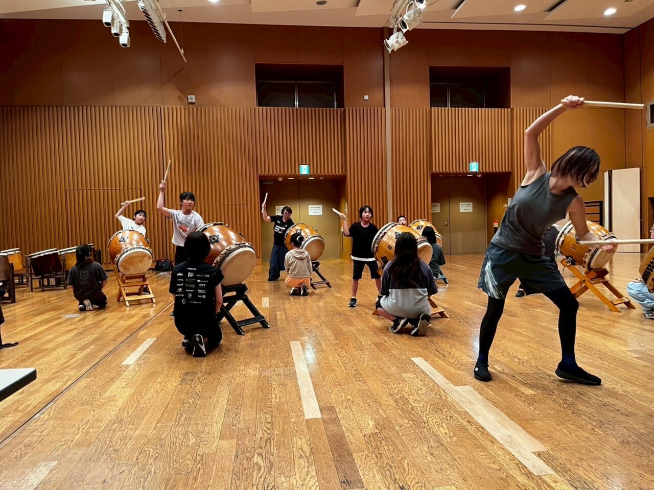 高く振り上げられるばち