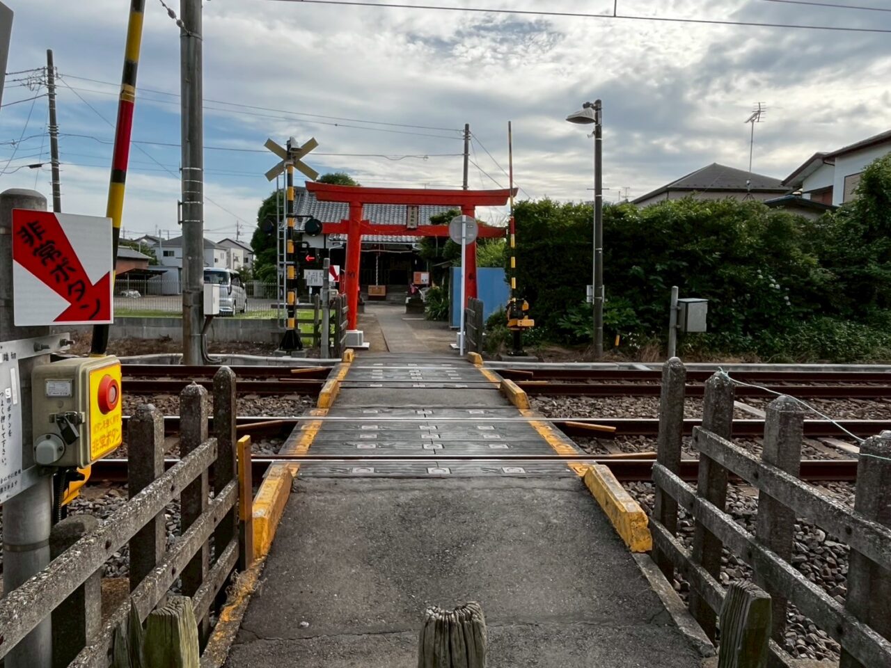 参道には踏切が