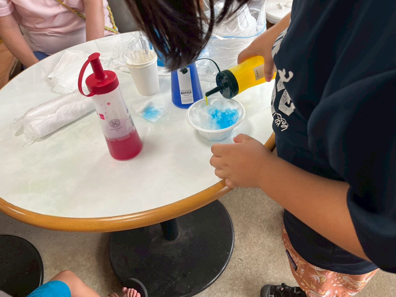 かき氷のシロップも一人で