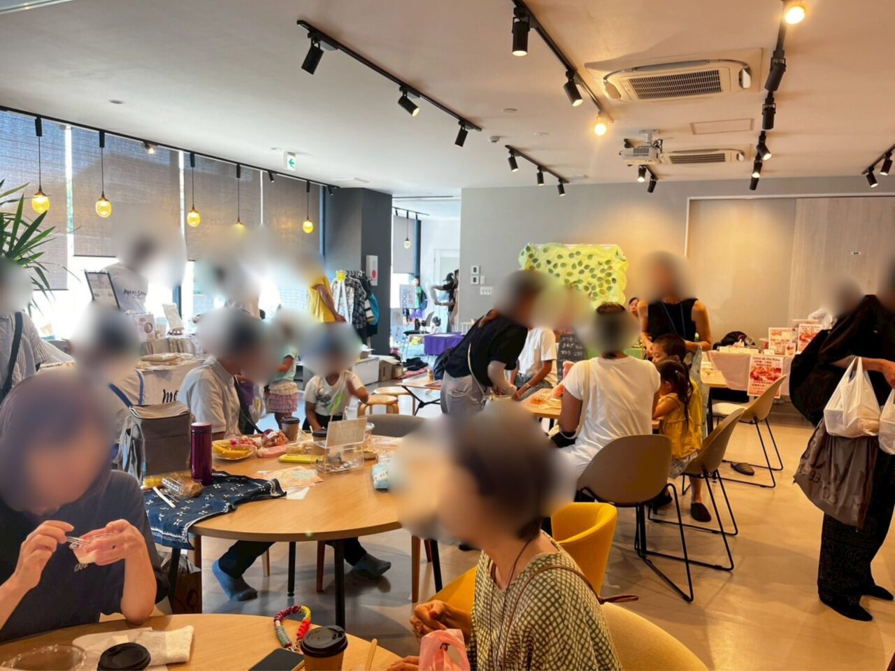 会場内のイートインスペースで食事やスイーツを楽しむ姿も