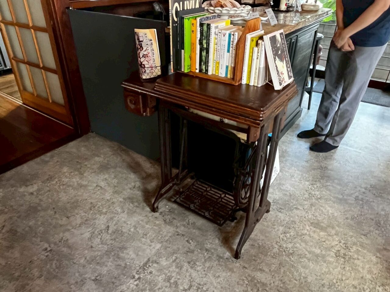 喫茶晴レル店内の古いミシン