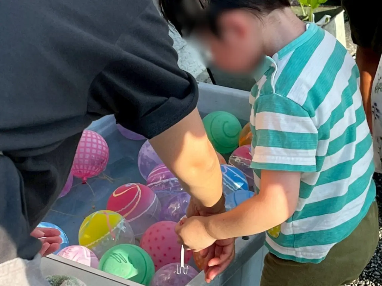小さなお子さんもヨーヨー釣りに夢中