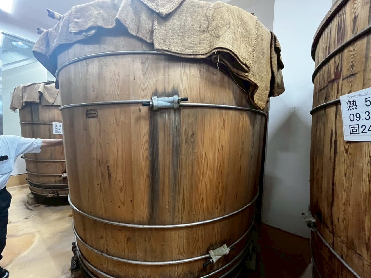 保温の麻袋がかけられた木桶