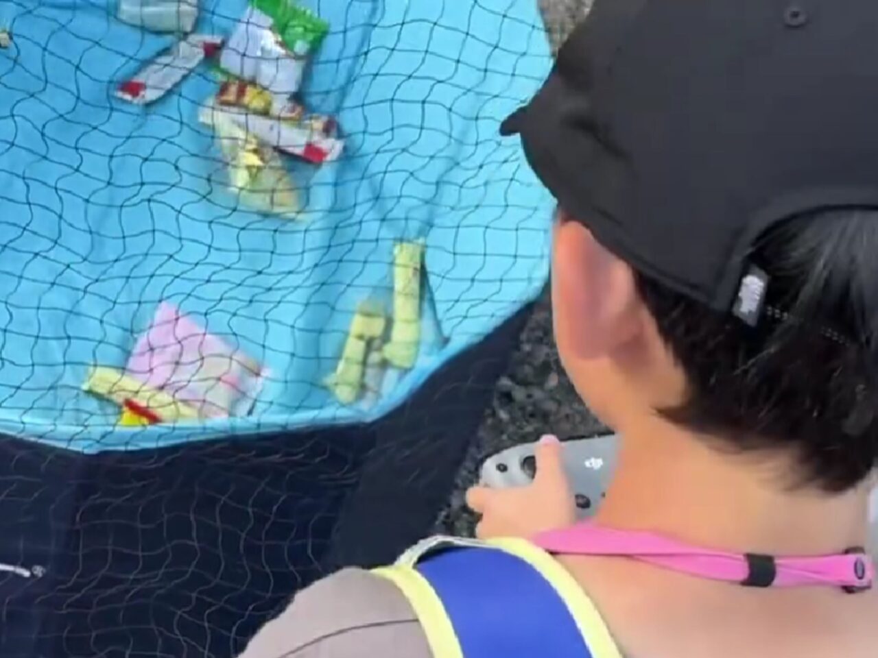 ドローンでお菓子釣り