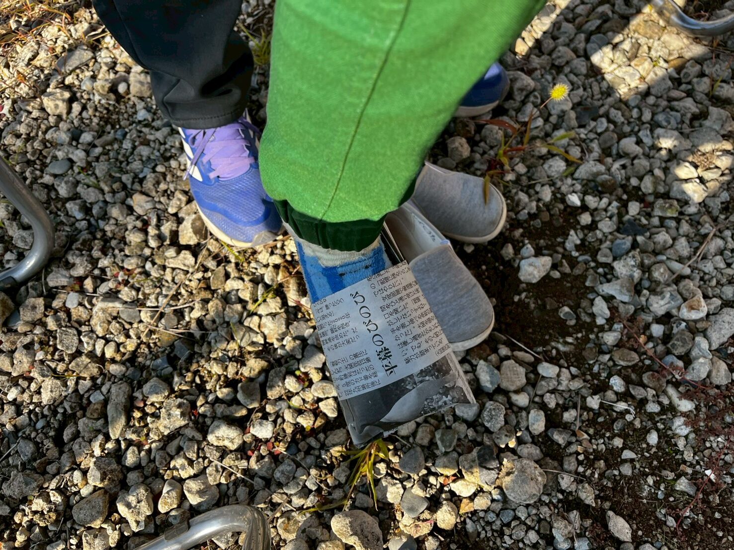 新聞紙で作る防災スリッパ(お子さん向け)