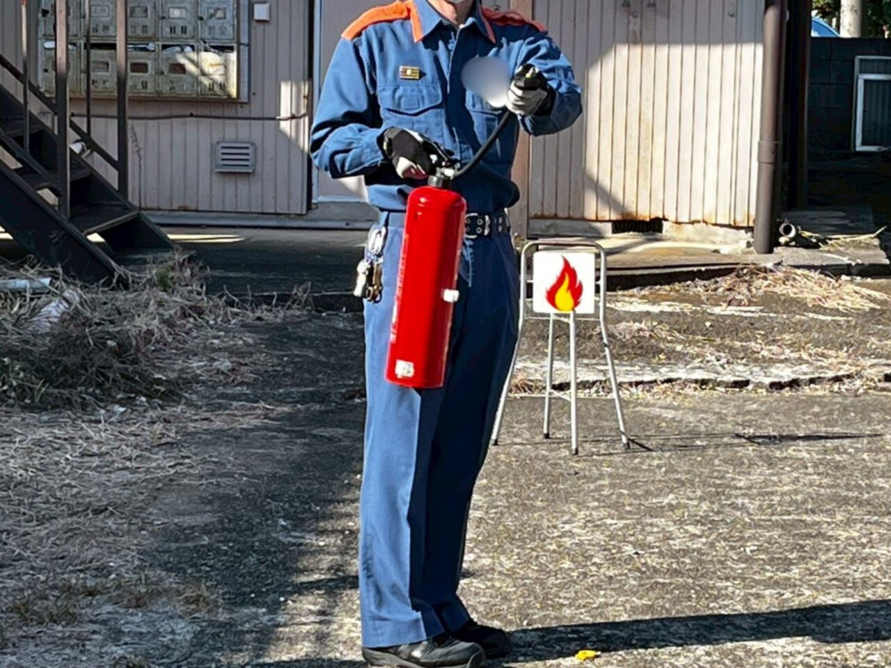 消火器のホースは先を持つこと