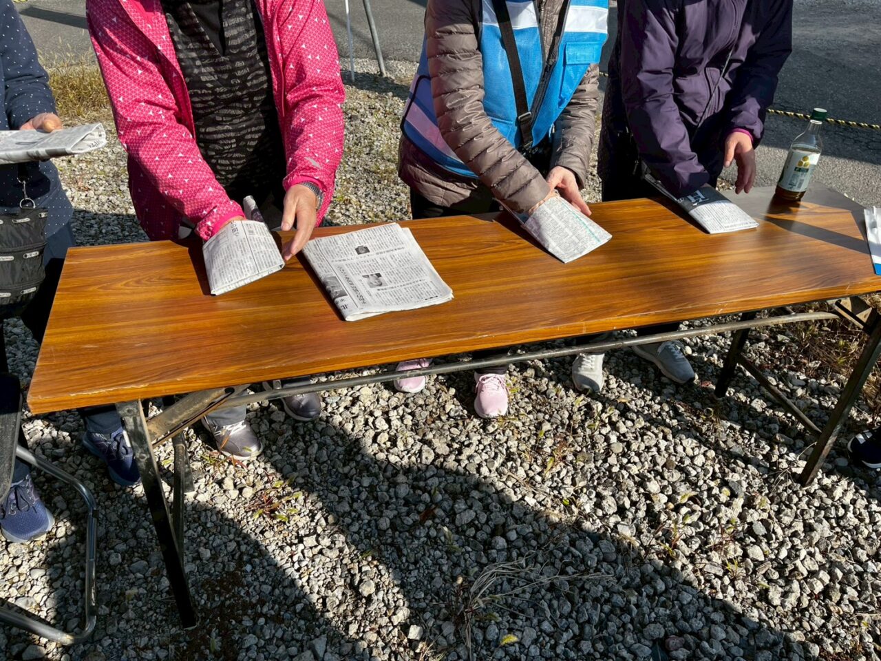 新聞紙で作る防災スリッパ講習