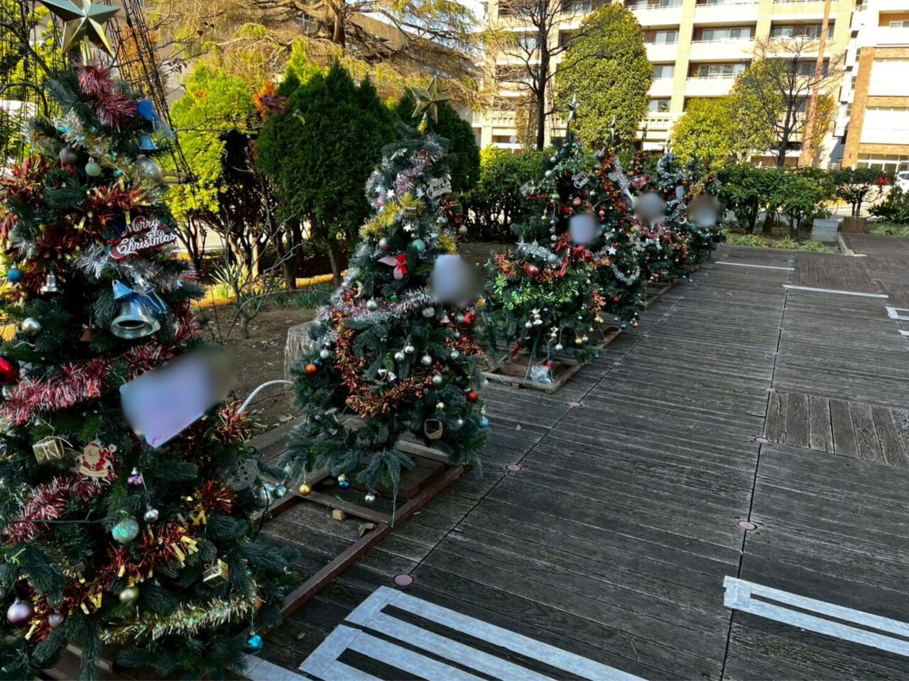 ウッドデッキ広場に立つクリスマスツリー