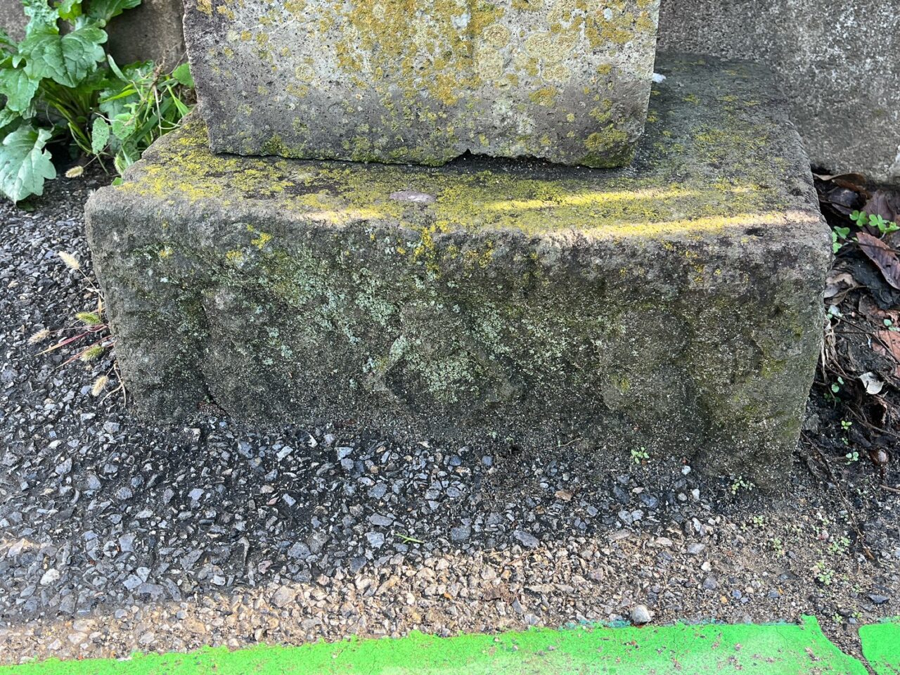 うっすら分かる三猿の姿