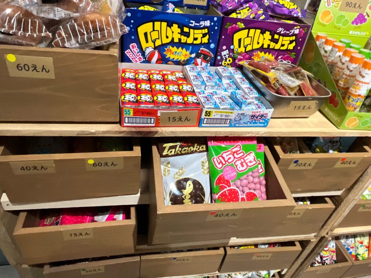 駄菓子は自分で引き出しを開けて