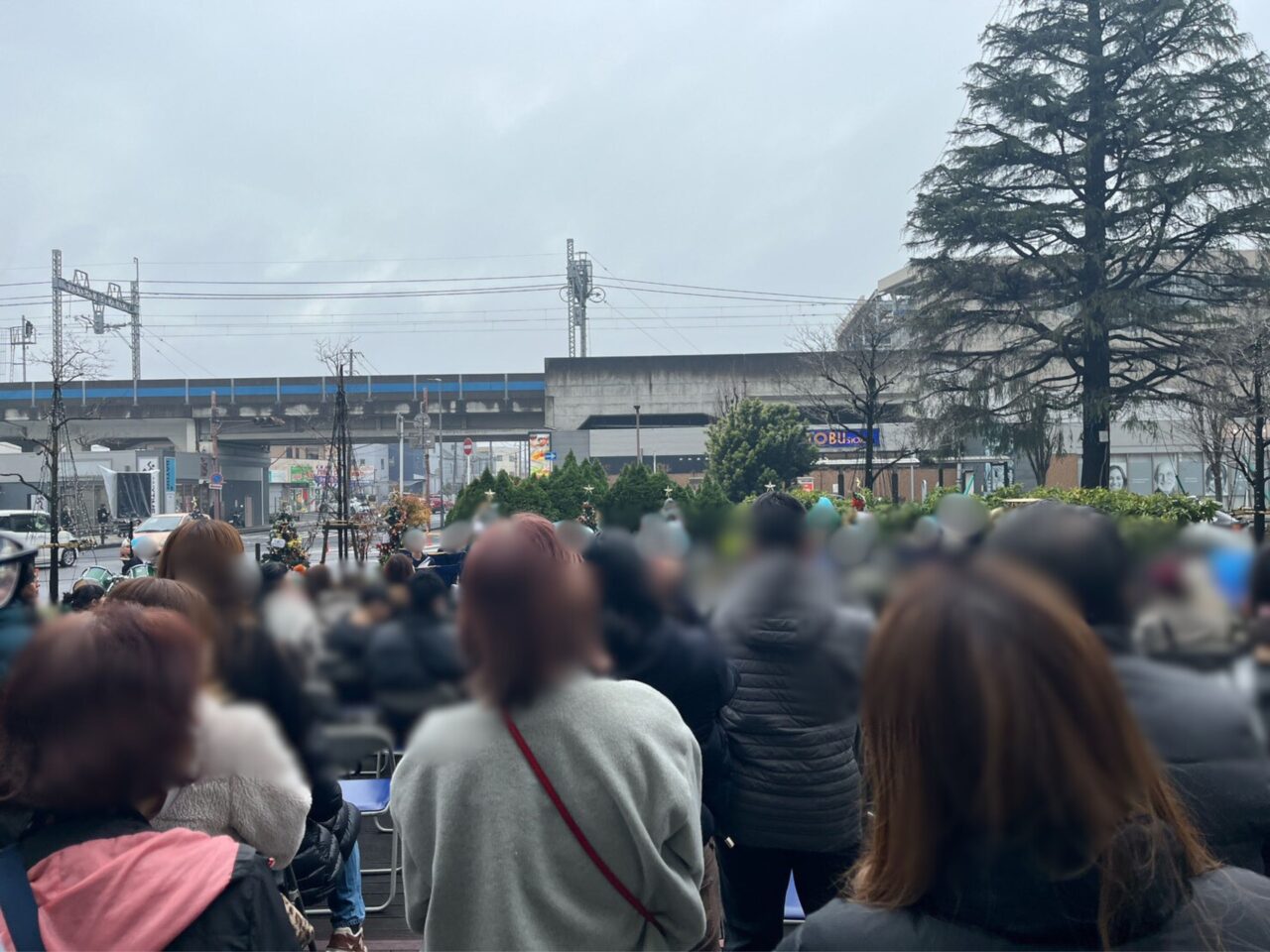 クリスマスコスチュームを着ての演奏