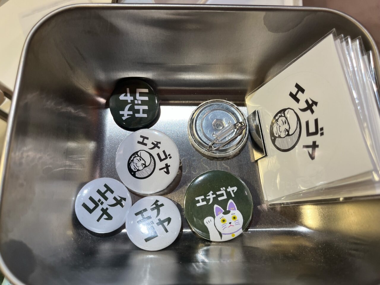 ロゴ入り缶バッジ