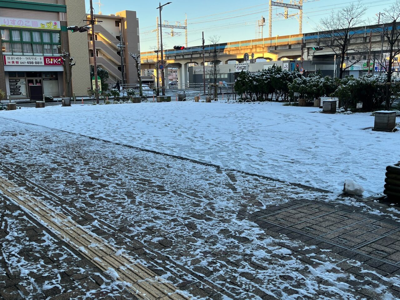 鎌ケ谷駅東口ウッドデッキ広場