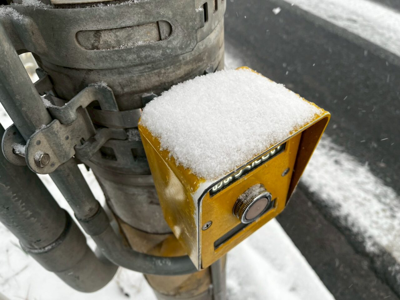 歩道信号用の押しボタンにも