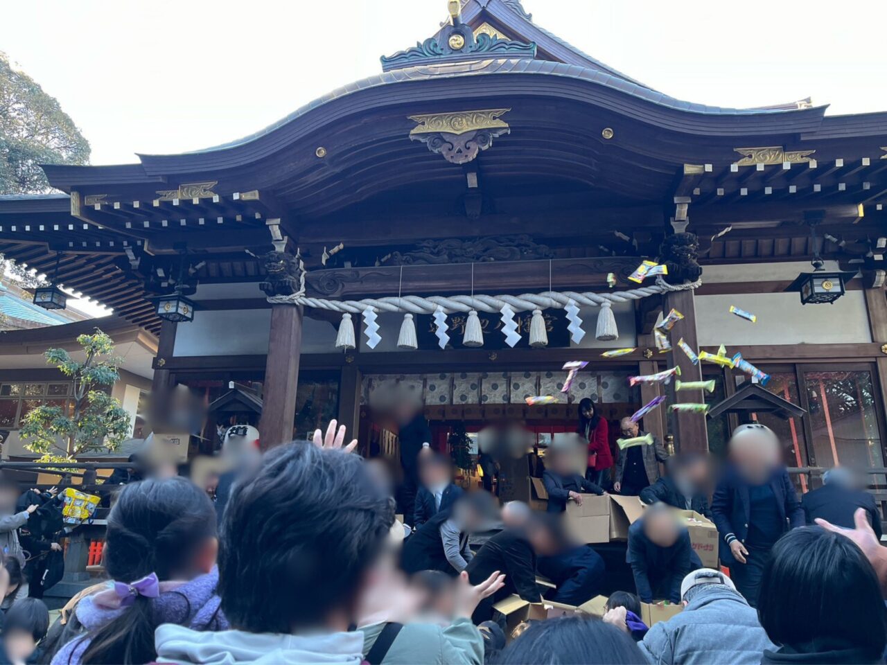 カラフルなお菓子が舞っていました