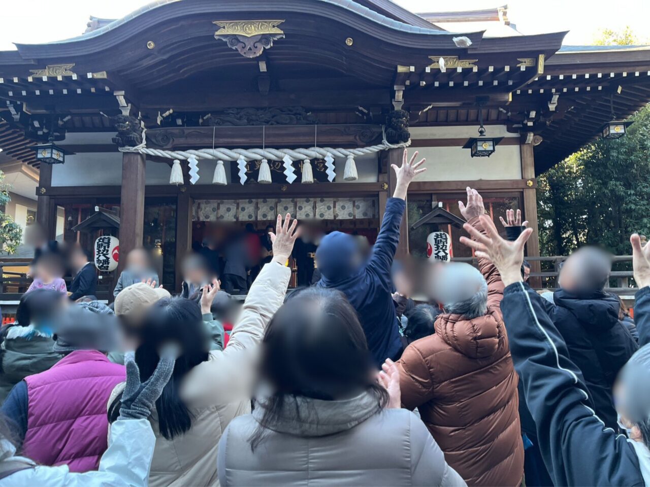 1年の福をつかもうと伸ばす手