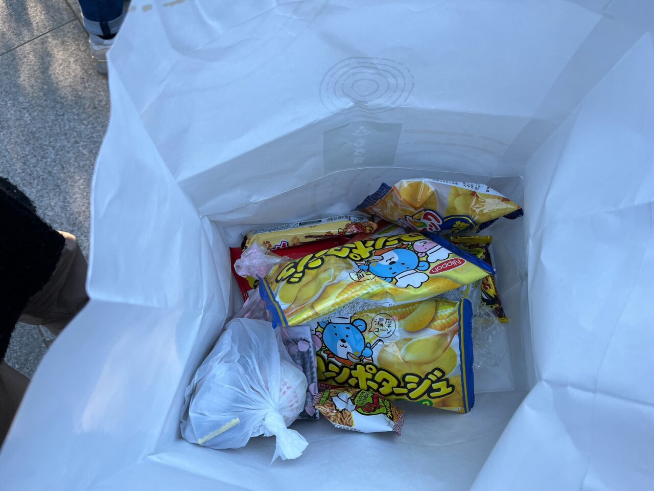 手に入れたお菓子を見せてもらいました