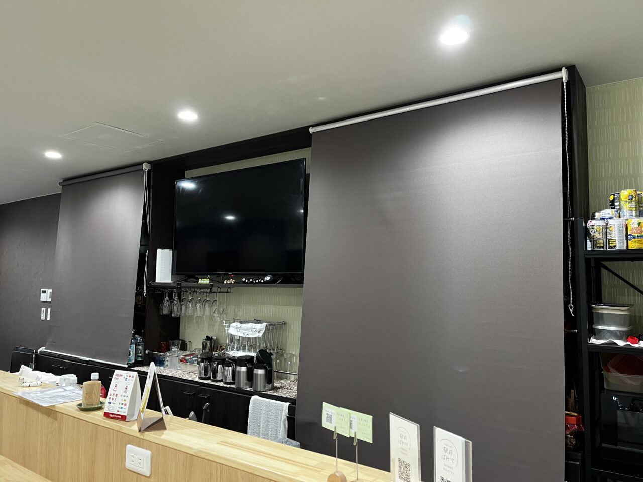 カウンターにはスクリーンが