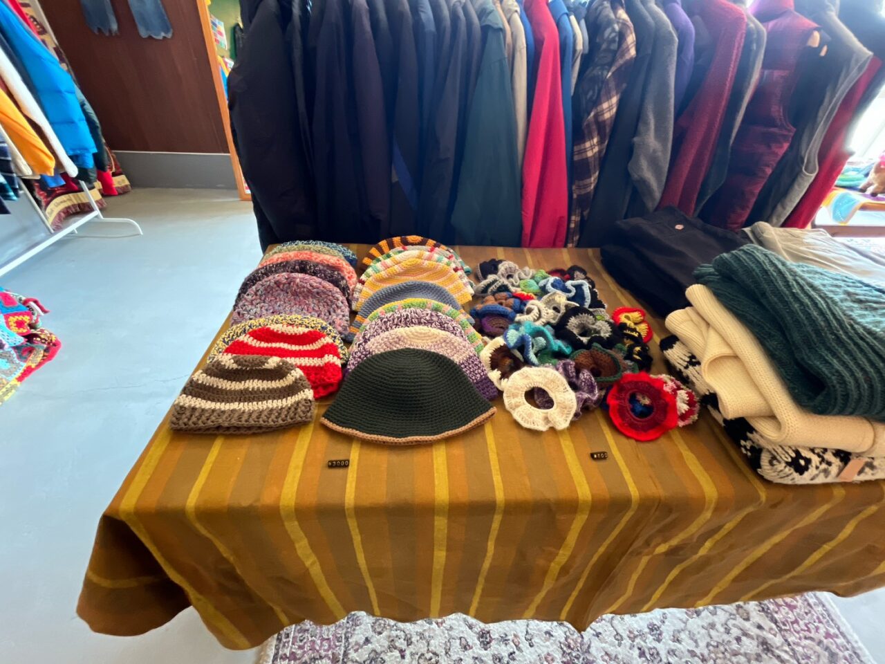 手編みの帽子とシュシュ