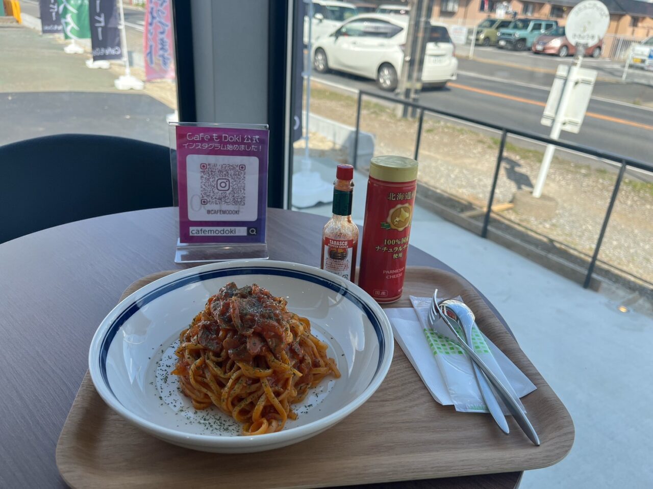 明るい店内で静かにいただくナポリタン
