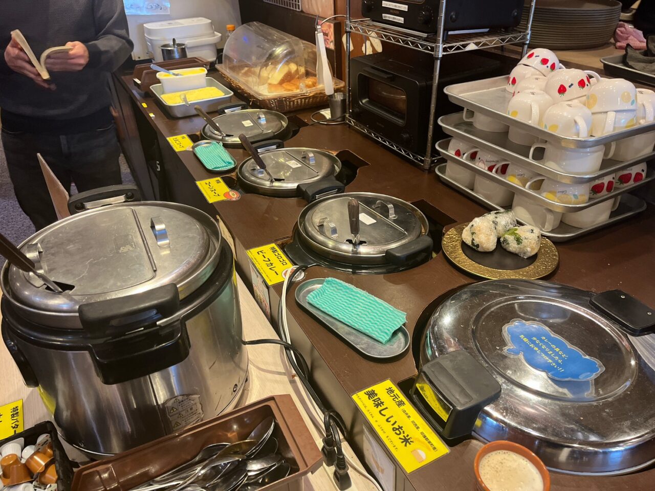 サラダバーにはおにぎりも